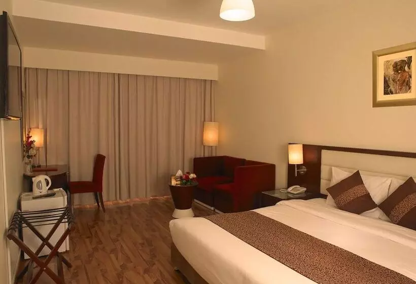 Отель Phoenicia Grand