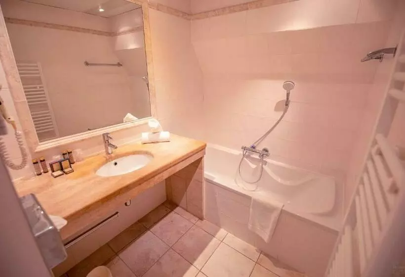 هتل Hôtel Le Donjon   Cœur De La Cité Médiévale