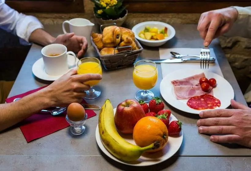 هتل Hôtel Le Donjon   Cœur De La Cité Médiévale