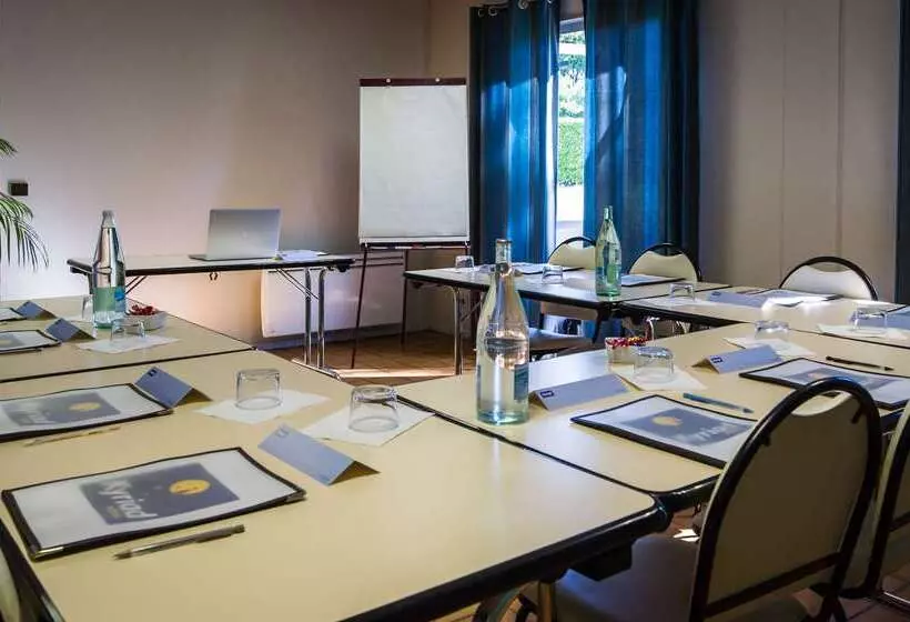 בית מלון כפרי Kyriad Orthez