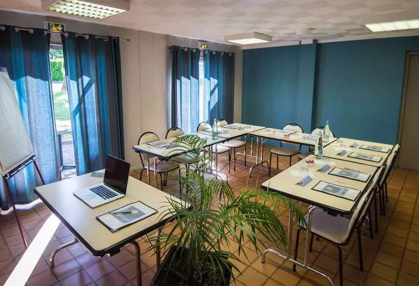 בית מלון כפרי Kyriad Orthez