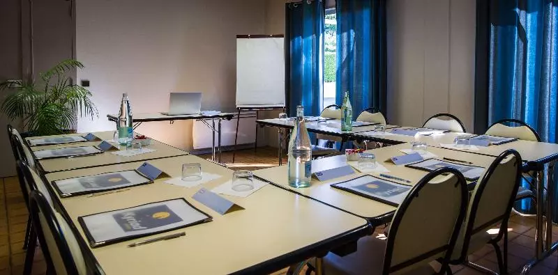 בית מלון כפרי Kyriad Orthez