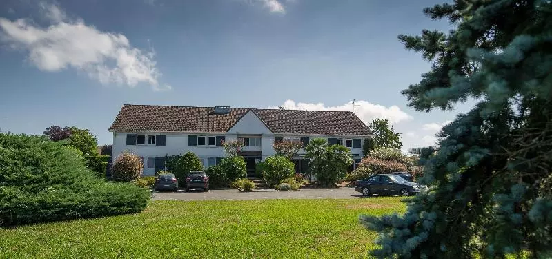 בית מלון כפרי Kyriad Orthez