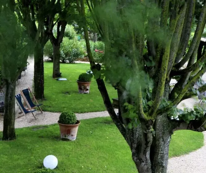 هتل Hôtel Le Donjon   Cœur De La Cité Médiévale