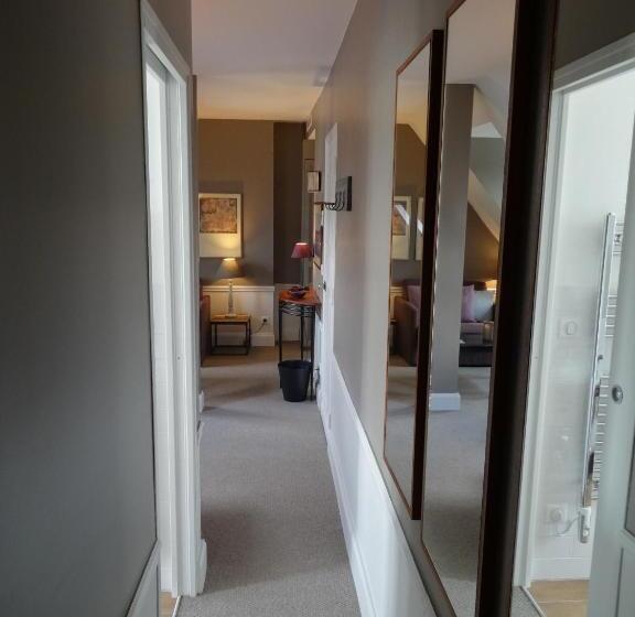 هتل Le Petit Chomel