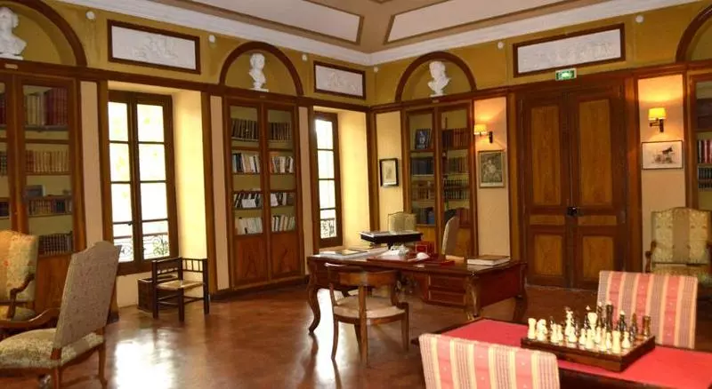 فندق Chateau De Roussan