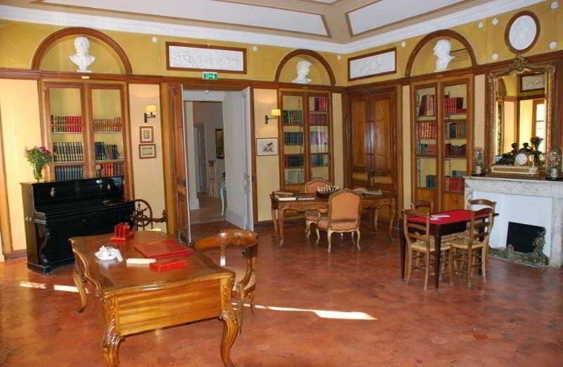 هتل Chateau De Roussan