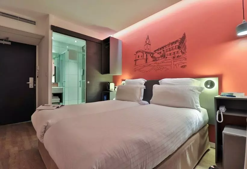 هتل Hôtel Restaurant Kyriad Fréjus