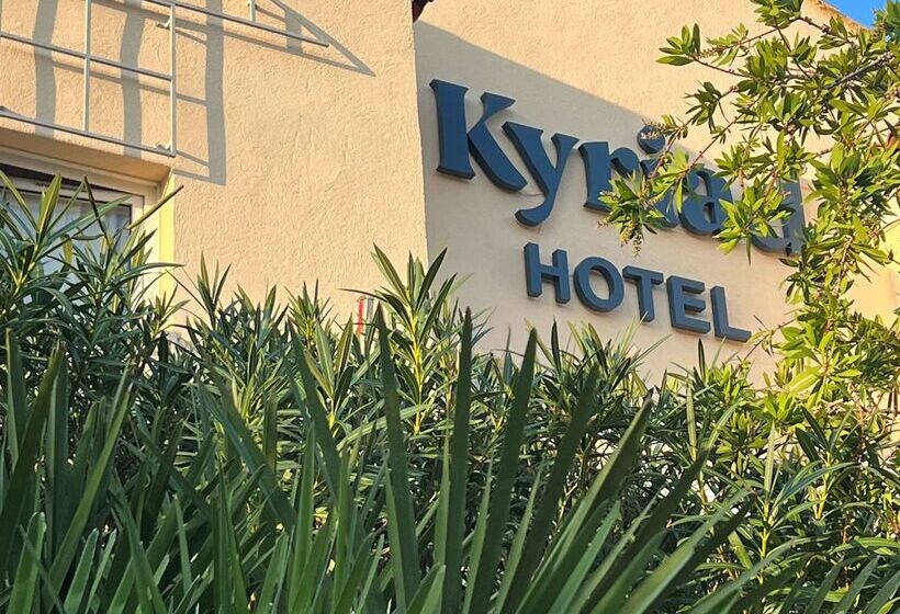 ホテル Hôtel Restaurant Kyriad Fréjus