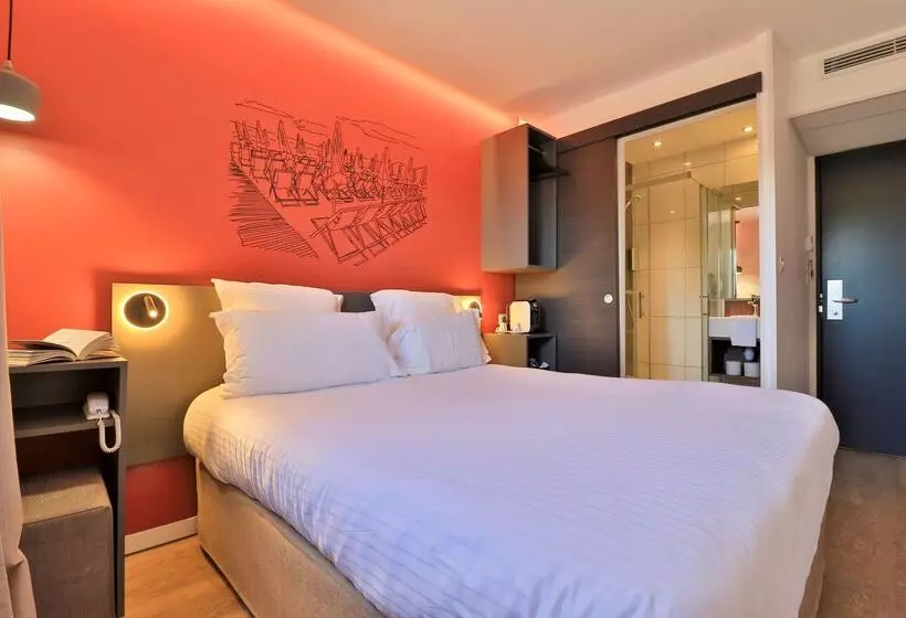 هتل Hôtel Restaurant Kyriad Fréjus