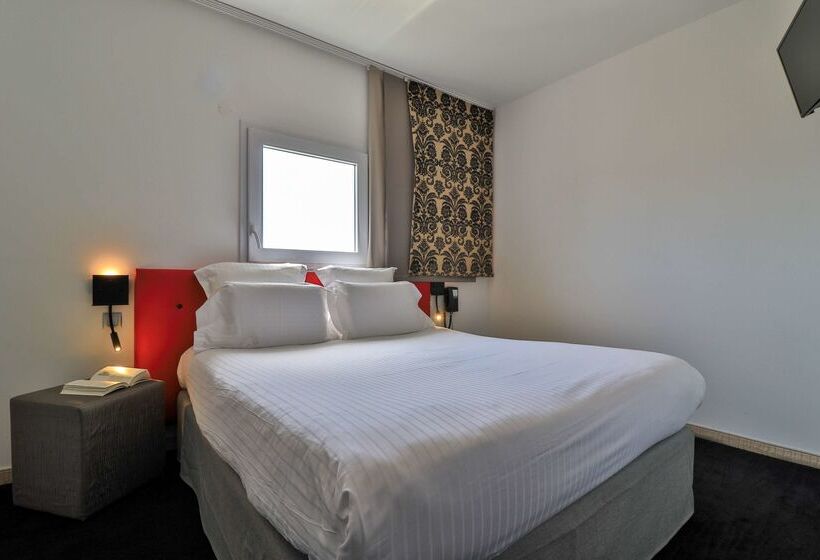 ホテル Hôtel Restaurant Kyriad Fréjus