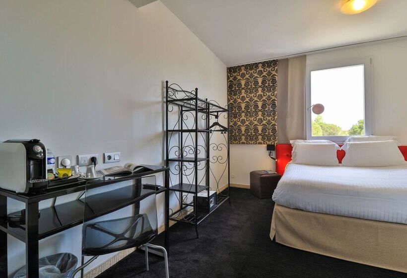 ホテル Hôtel Restaurant Kyriad Fréjus