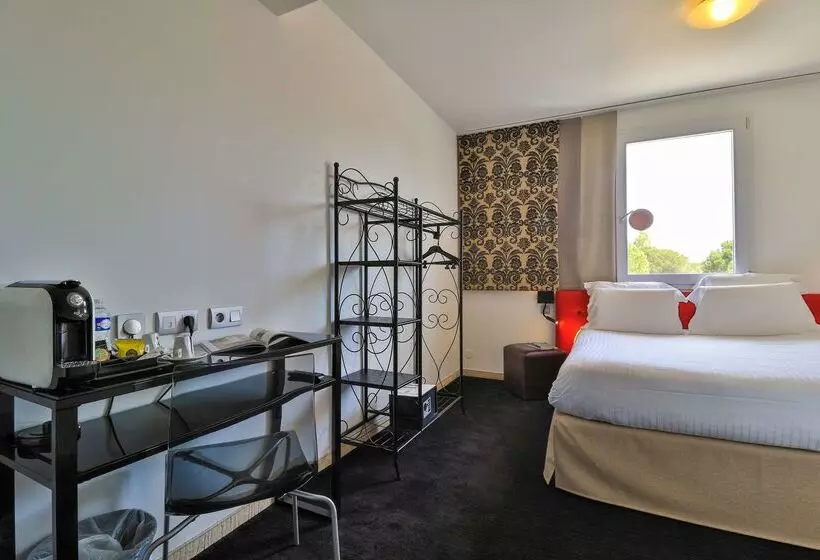 هتل Hôtel Restaurant Kyriad Fréjus