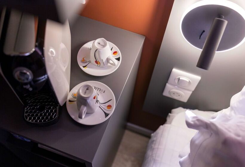 ホテル Hôtel Restaurant Kyriad Fréjus