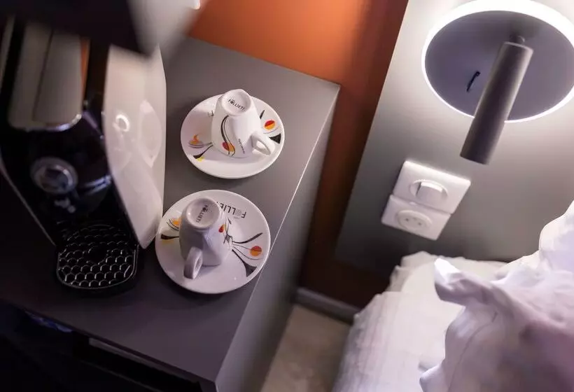 هتل Hôtel Restaurant Kyriad Fréjus