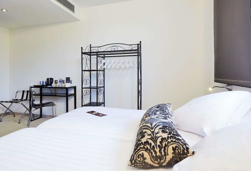 ホテル Hôtel Restaurant Kyriad Fréjus