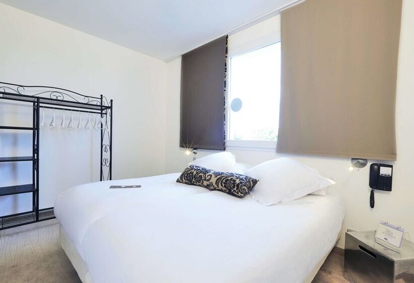 ホテル Hôtel Restaurant Kyriad Fréjus