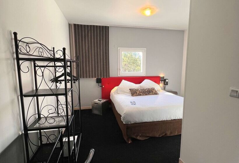 ホテル Hôtel Restaurant Kyriad Fréjus