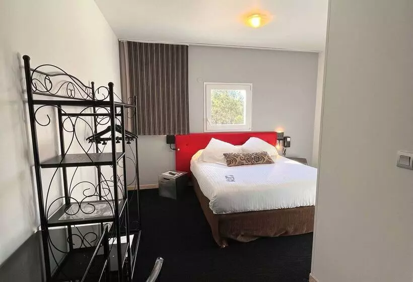 هتل Hôtel Restaurant Kyriad Fréjus