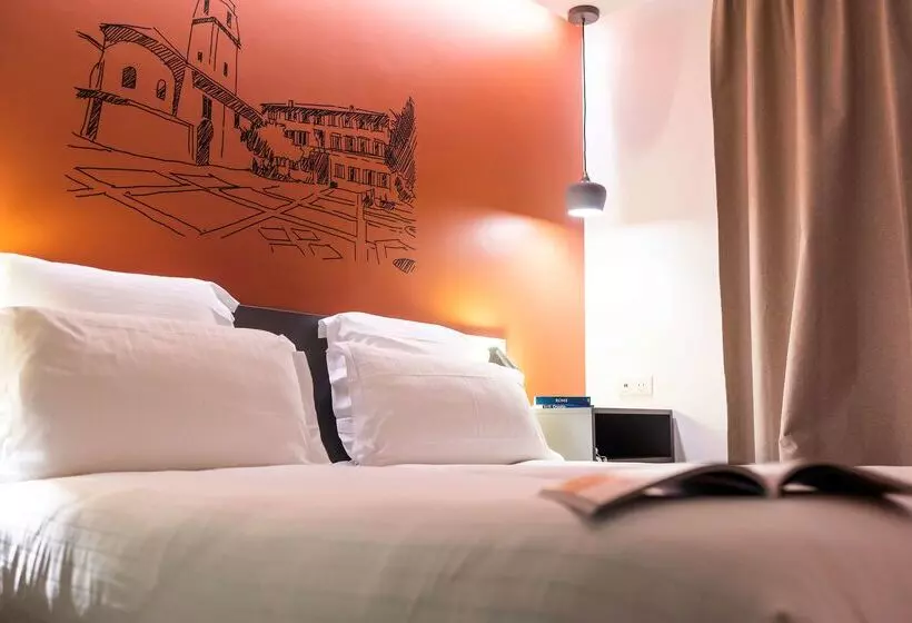 هتل Hôtel Restaurant Kyriad Fréjus