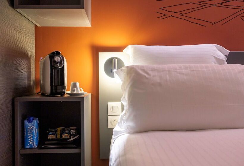 ホテル Hôtel Restaurant Kyriad Fréjus