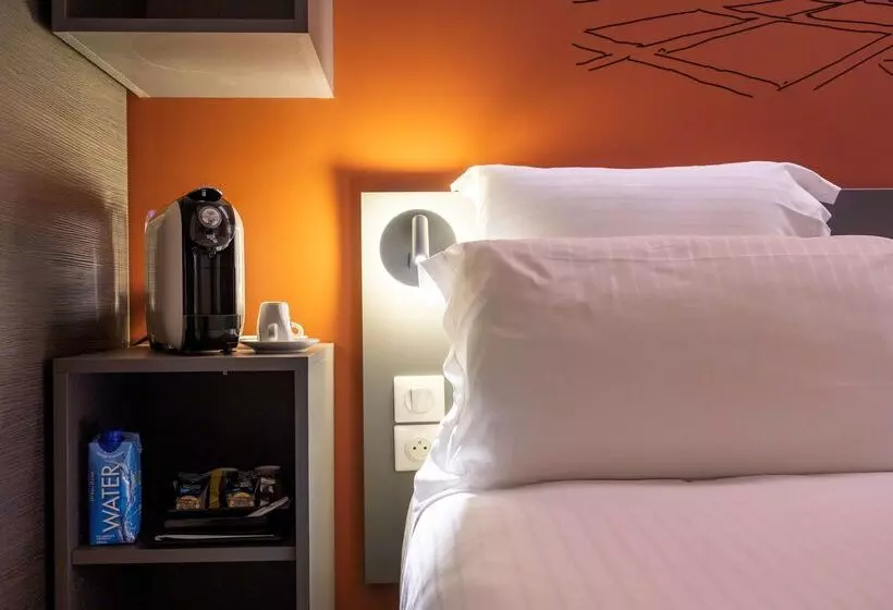 هتل Hôtel Restaurant Kyriad Fréjus