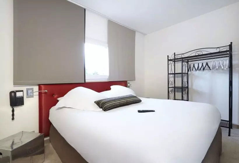 هتل Hôtel Restaurant Kyriad Fréjus