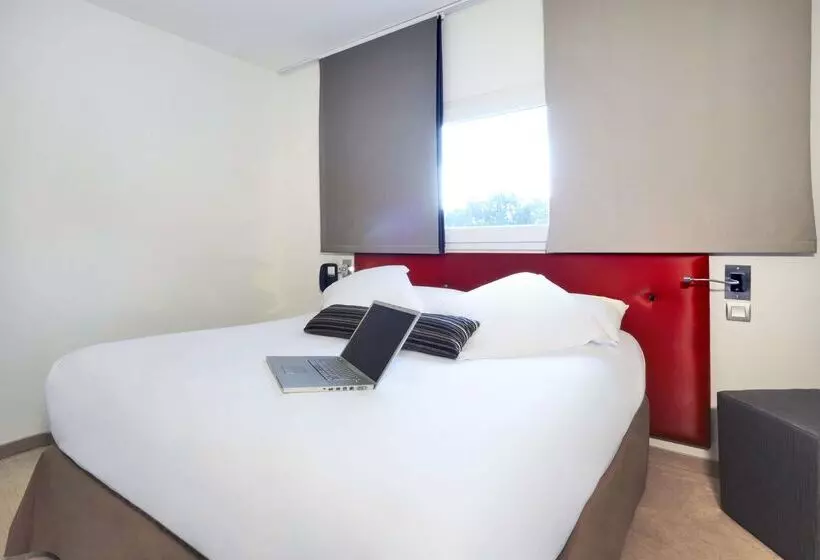 هتل Hôtel Restaurant Kyriad Fréjus