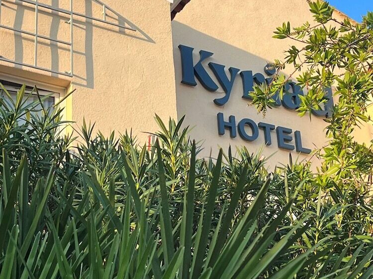 ホテル Hôtel Restaurant Kyriad Fréjus
