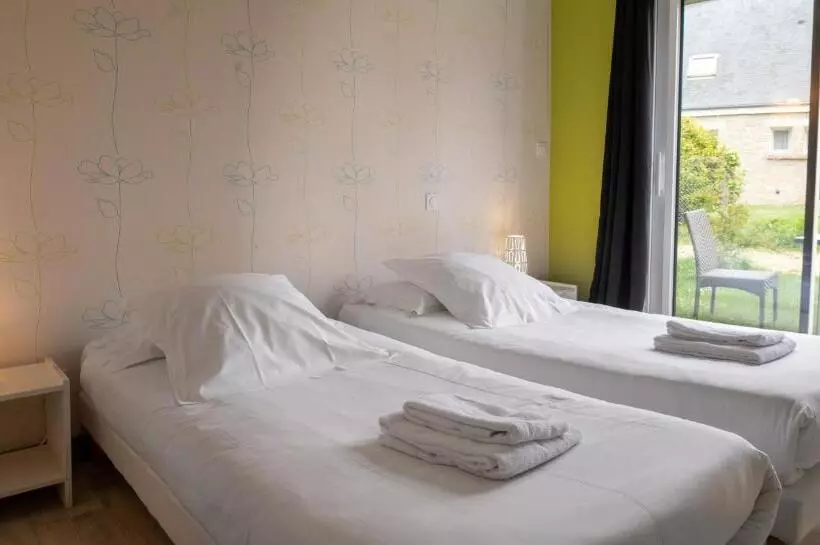 Отель Hôtel Restaurant La Voile Bleue