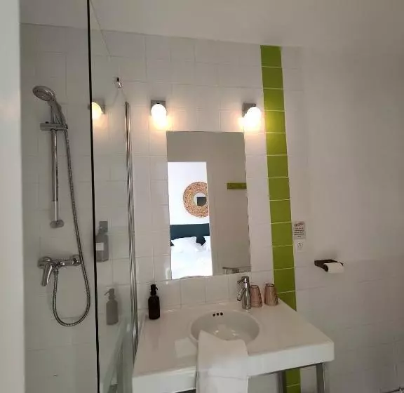 Отель Hôtel Restaurant La Voile Bleue