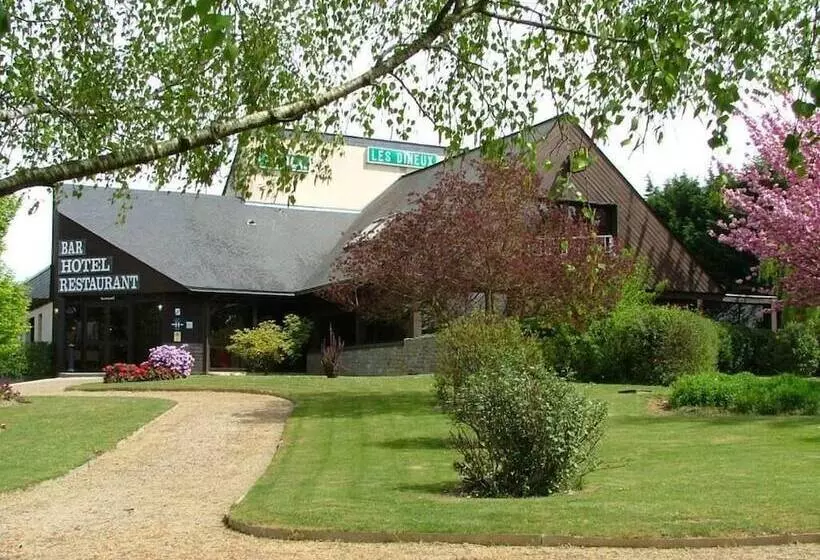 Отель Les Dineux Village