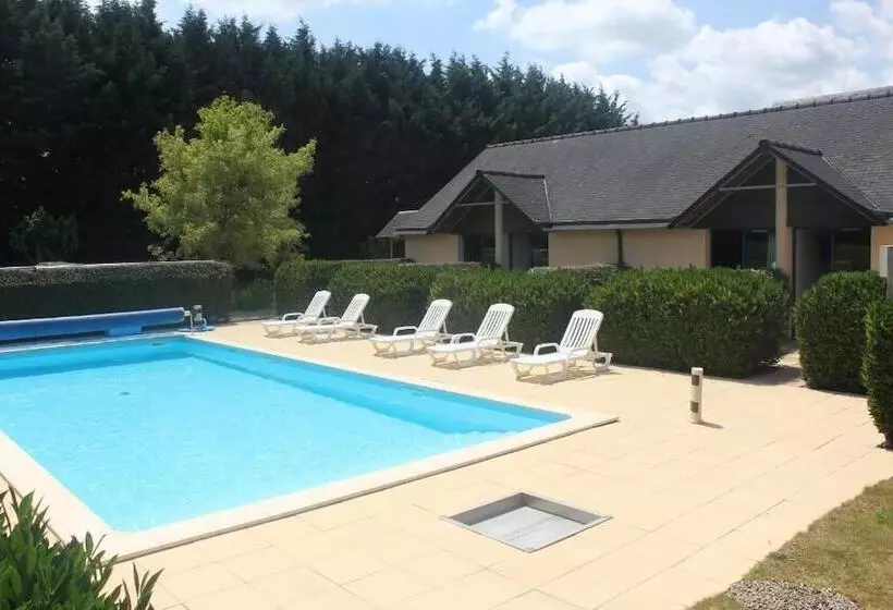 Отель Les Dineux Village