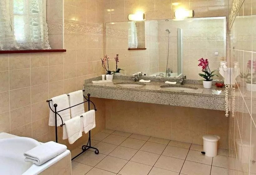 Отель Manoir De Moëllien, The Originals Relais