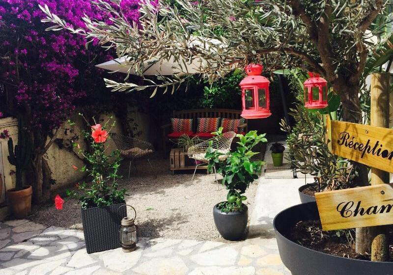 هتل Le Petit Castel