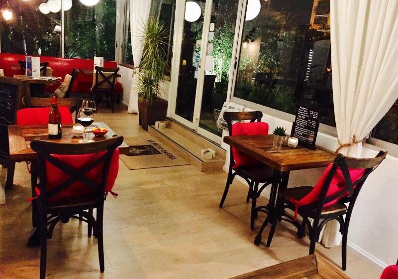 هتل Le Petit Castel