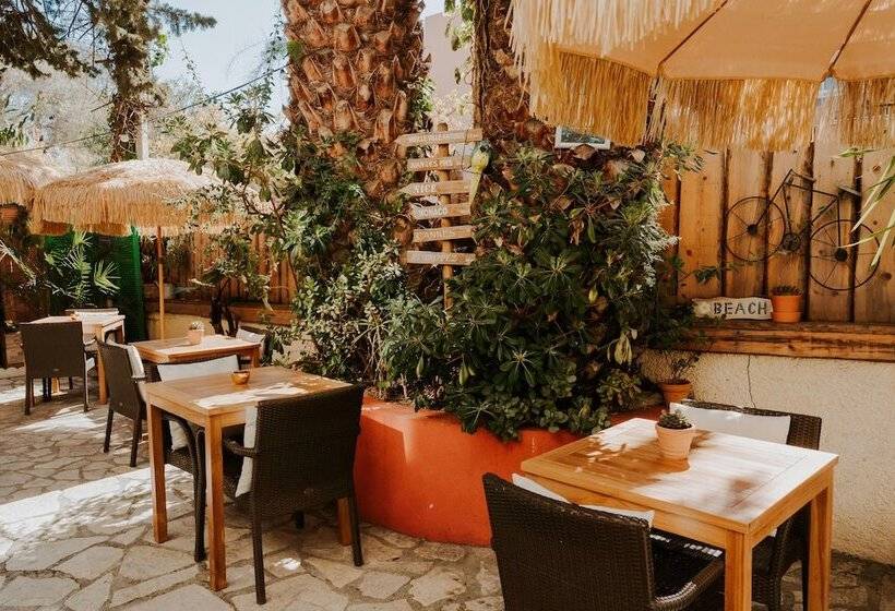 هتل Le Petit Castel