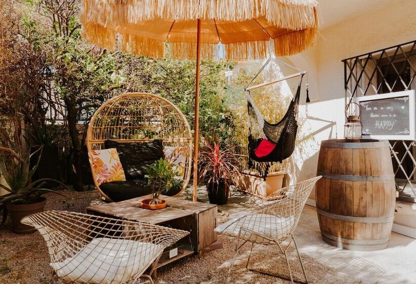 هتل Le Petit Castel