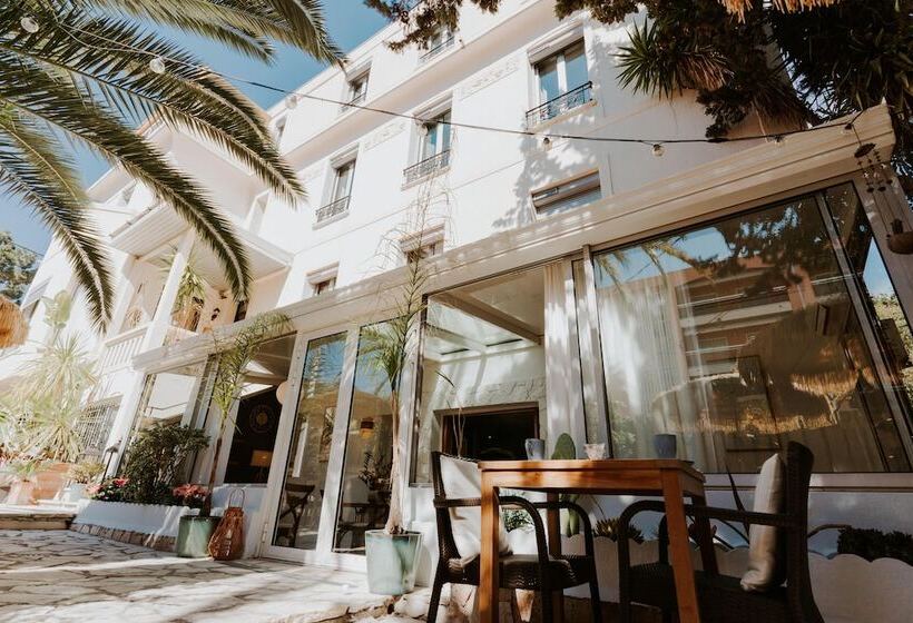 هتل Le Petit Castel