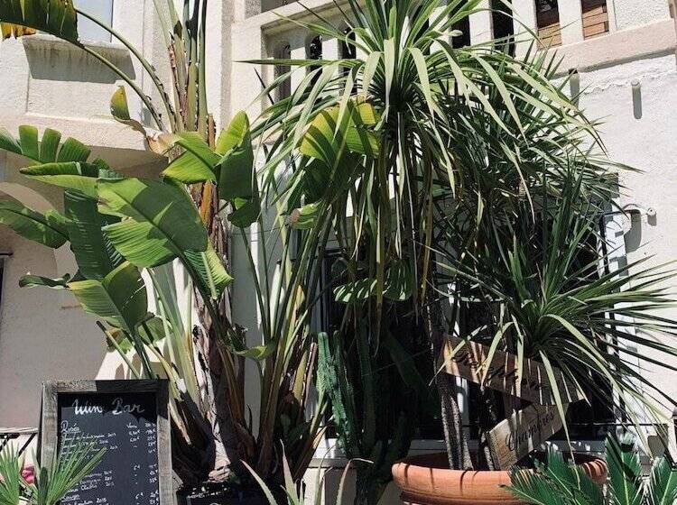 هتل Le Petit Castel