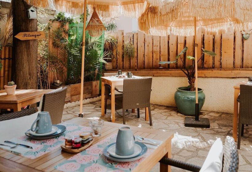 هتل Le Petit Castel