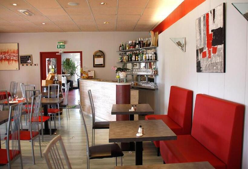 Logis Hotels   Hôtel Et Restaurant Le Relais Des Garrigues