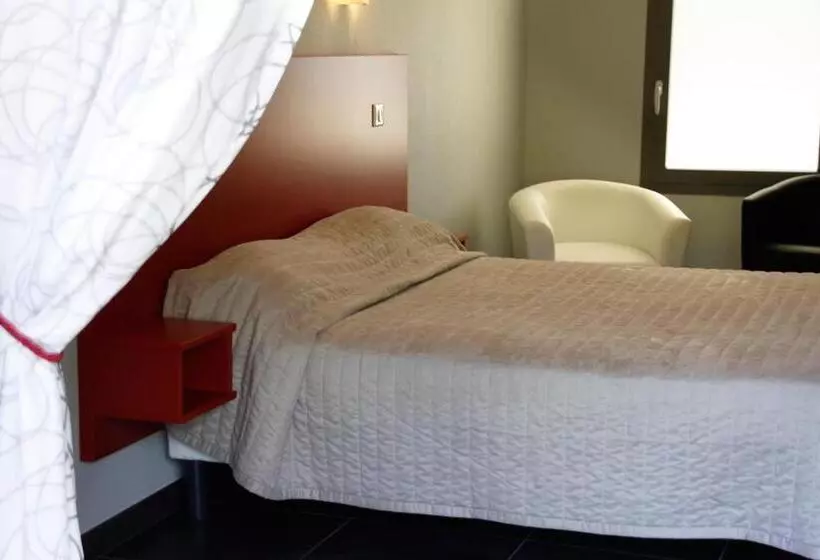 Logis Hotels Hôtel Et Restaurant Le Relais Des Garrigues