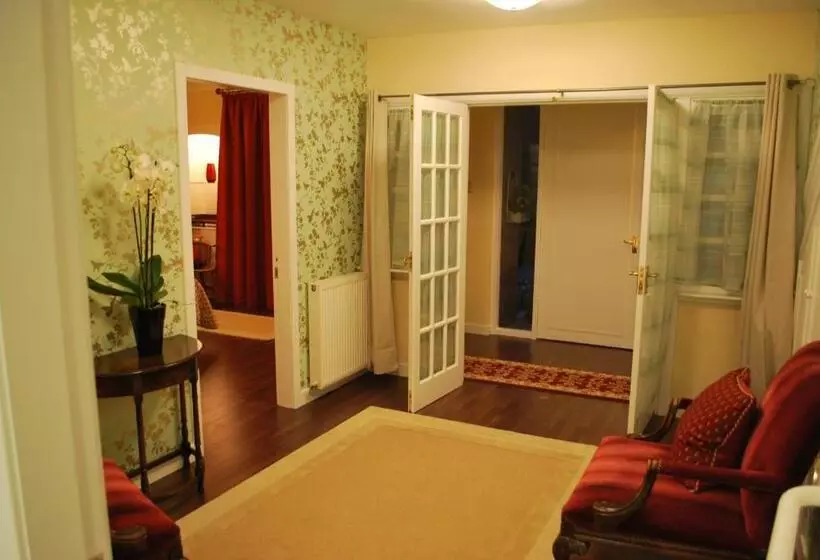 Hotel Lands Of Loyal