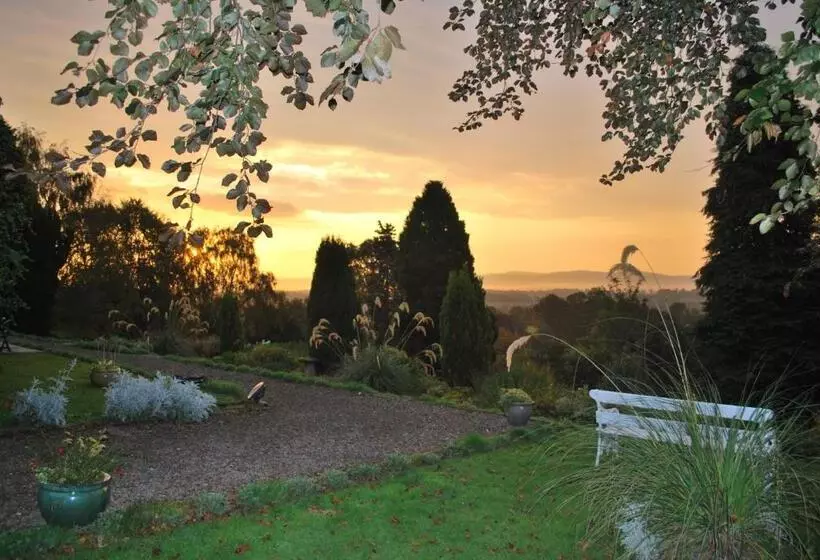 Hotel Lands Of Loyal