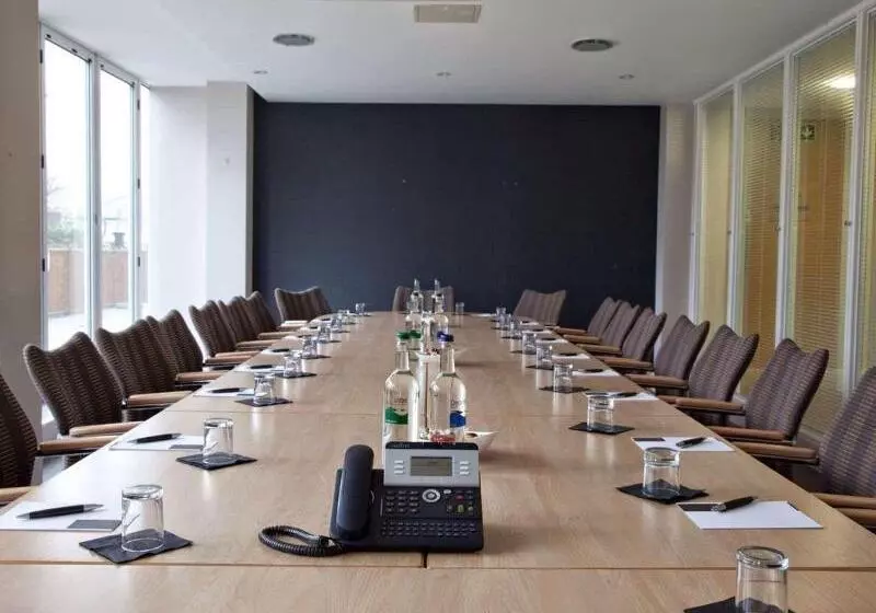 London Croydon Aerodrome Hotel, Bw Signature Collection