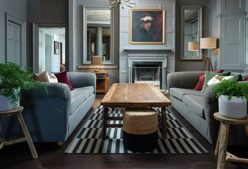 استراحتگاه Moonfleet Manor   A Luxury Family