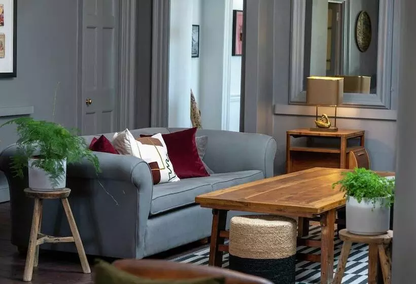 استراحتگاه Moonfleet Manor   A Luxury Family