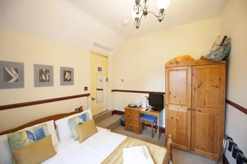 فندق Cwmwennol Country House