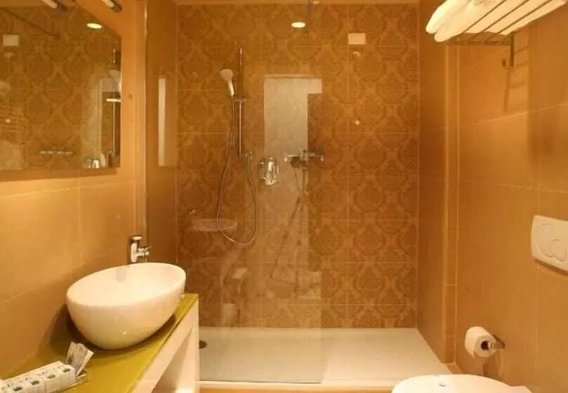 Отель Castello Di Santa Vittoria